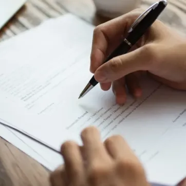 دور كاتب العدل في توثيق العقود العقارية في عمان