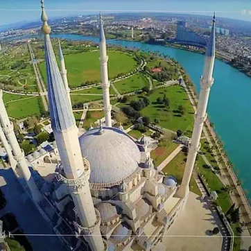 Que savez-vous de la mosquée centrale Sabanci à Adana?