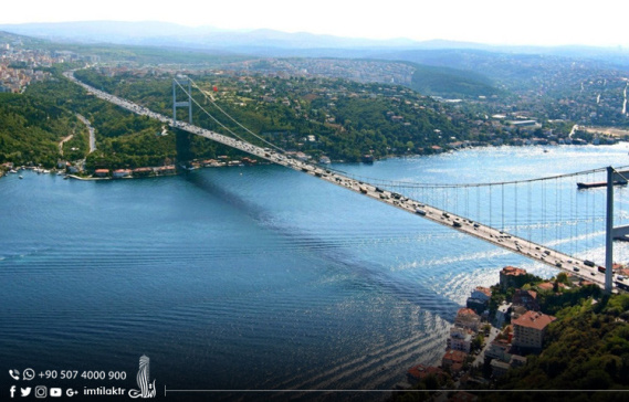 Le Bosphore : Détroit scintillant et Grands Ponts d'Istanbul
