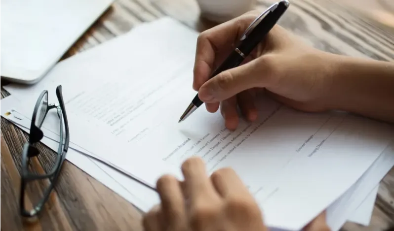 دور كاتب العدل في توثيق العقود العقارية في عمان