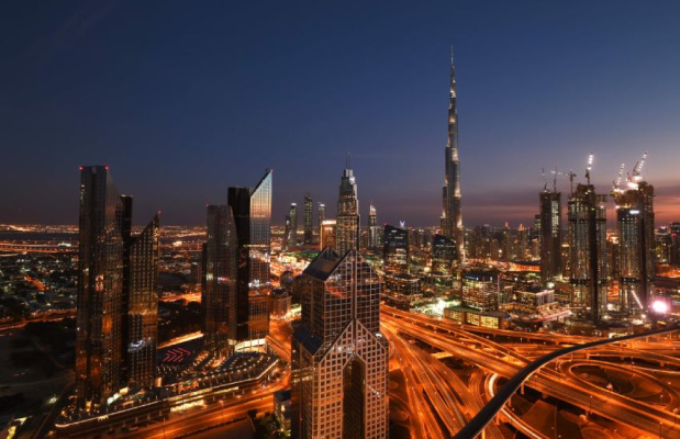 كل ما تحتاج معرفته عن التعارف في الإمارات: تصنيف وافي - احترام القيم والعادات المحلية