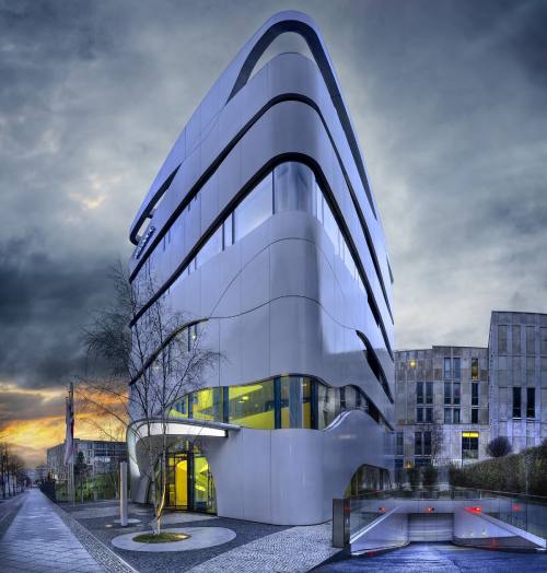 What are the factors affecting the price of commercial real estate in Turkey?