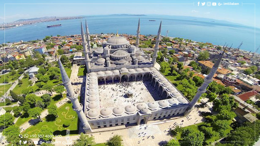 Мечеть Султана Ахмеда в Стамбуле - известная туристическая достопримечательность