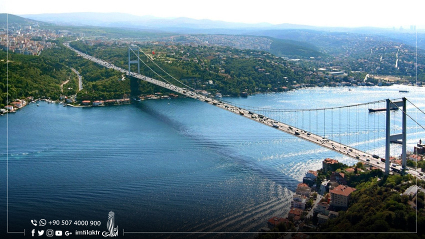 Le Bosphore : Détroit scintillant et Grands Ponts d'Istanbul