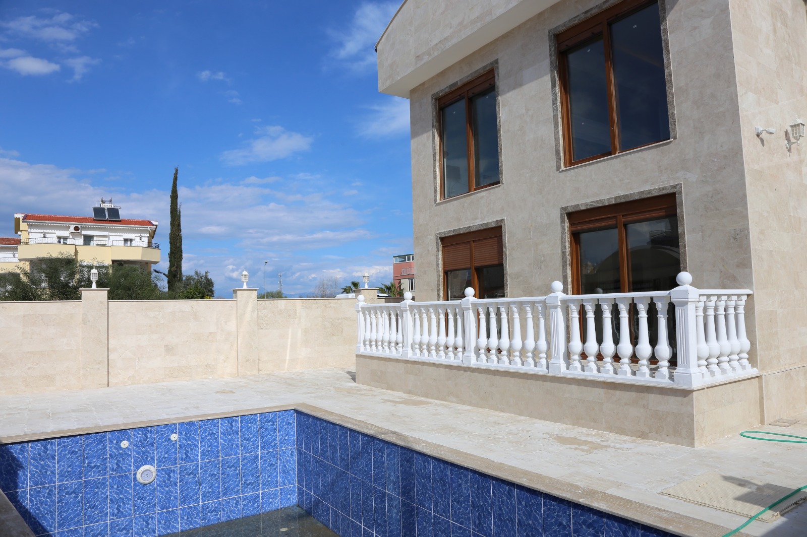 For Resale available Villa 3 + 1 Antalya Seri̇k