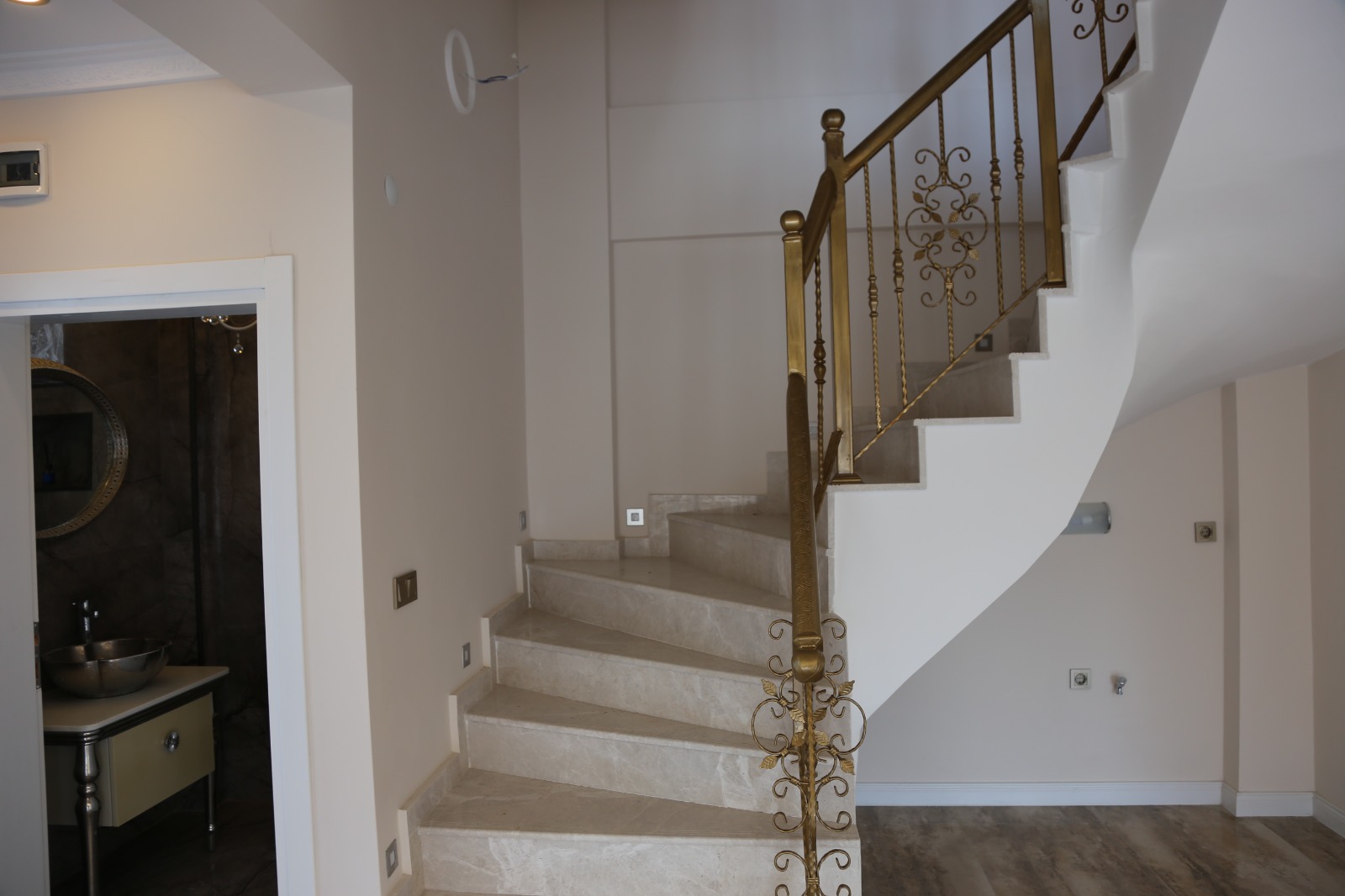 For Resale available Villa 3 + 1 Antalya Seri̇k