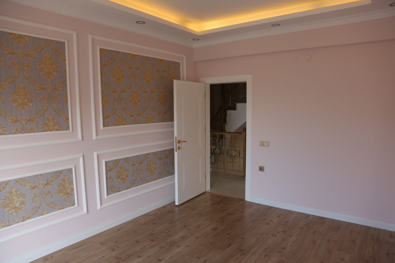 For Resale available Villa 3 + 1 Antalya Seri̇k
