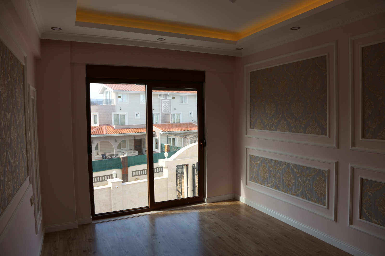 For Resale available Villa 3 + 1 Antalya Seri̇k
