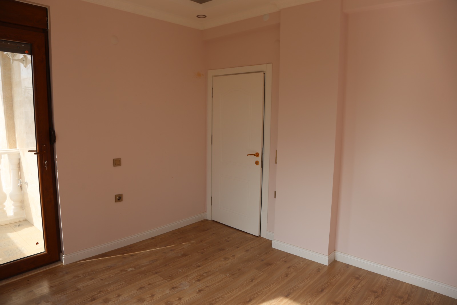 For Resale available Villa 3 + 1 Antalya Seri̇k