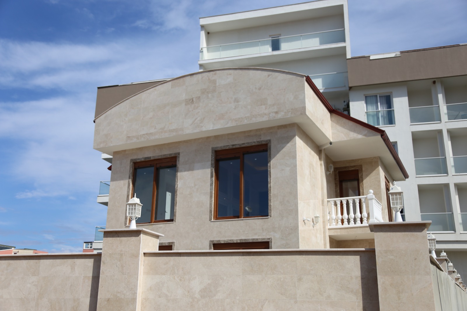 For Resale available Villa 3 + 1 Antalya Seri̇k