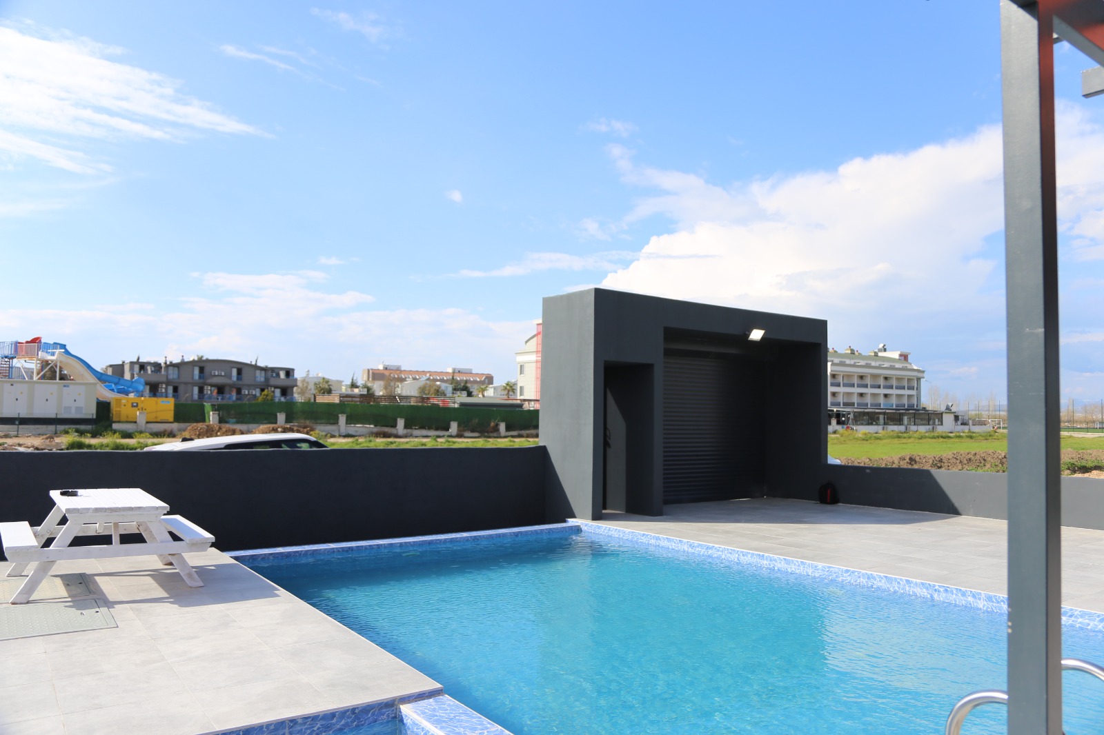 Satılık Villa 3 + 1 Antalya Seri̇k