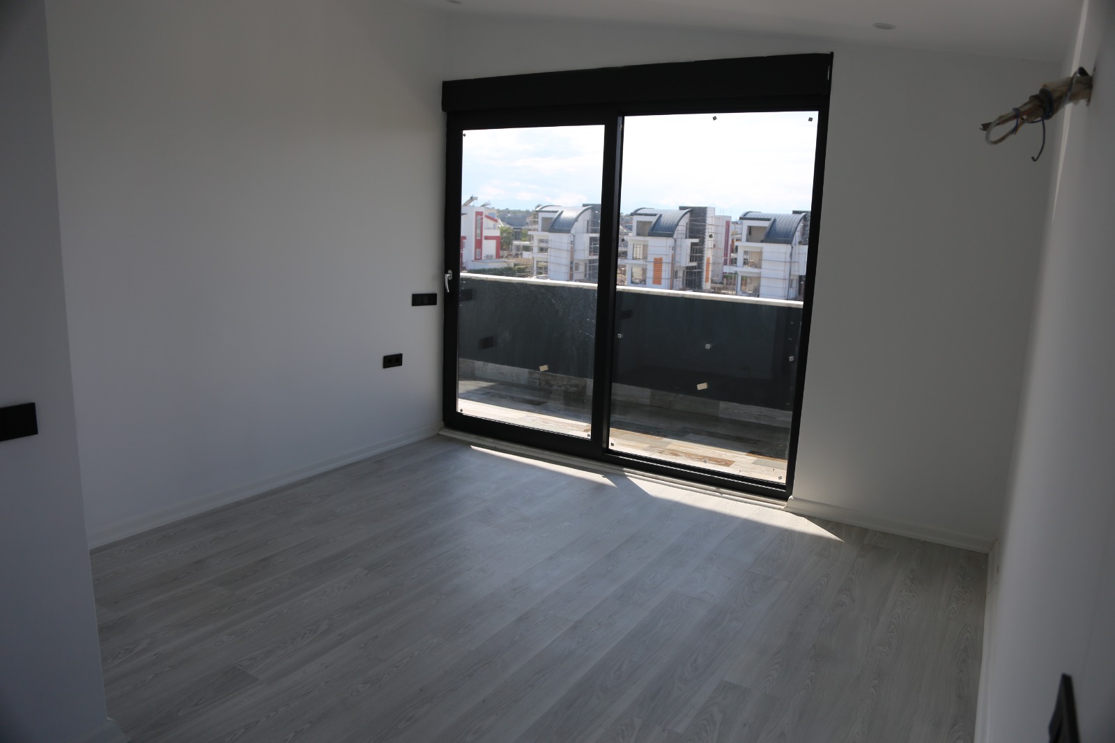 Satılık Villa 3 + 1 Antalya Seri̇k