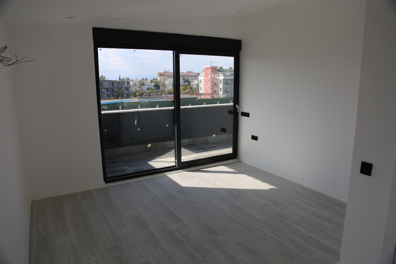 Satılık Villa 3 + 1 Antalya Seri̇k